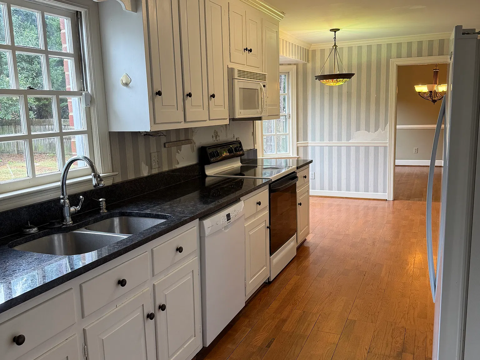 4 bed, 2600 sqft, $3,000 — Photo 3