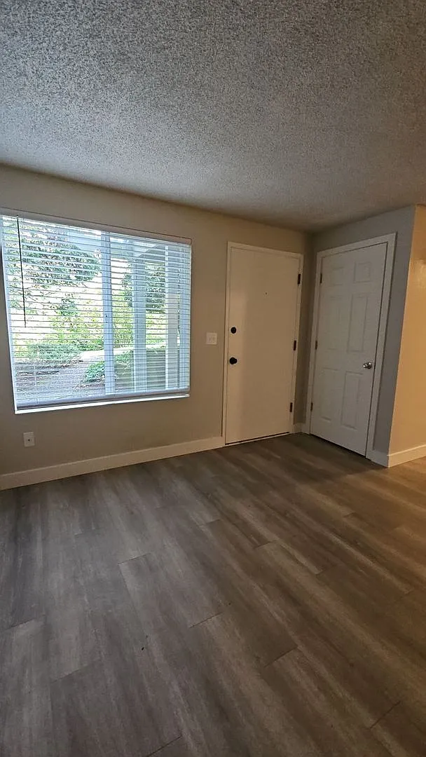 (946) 2790-C - Beautiful Updated 2-bedroom/1-bath — Photo 2