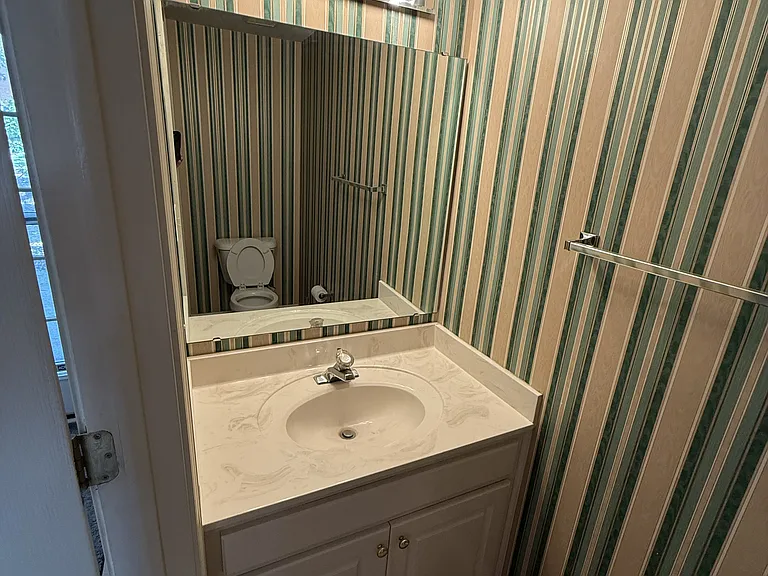 394 W Pointe Dr — Photo 6