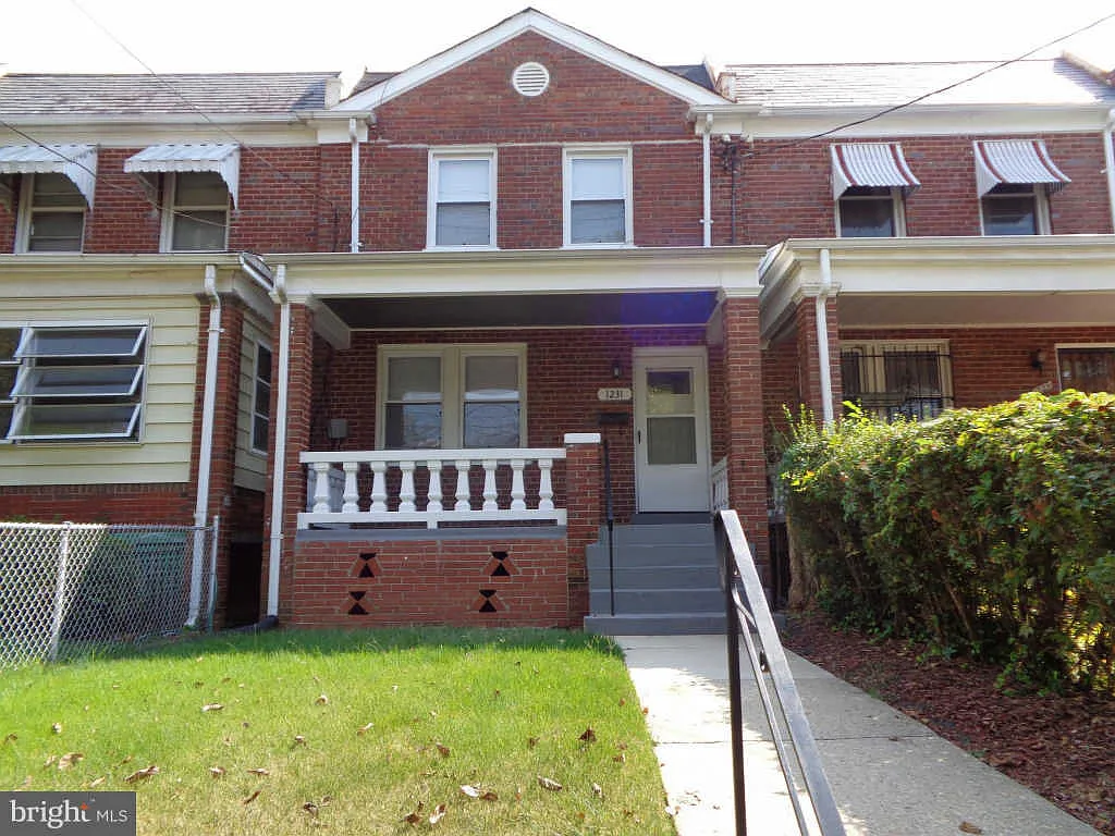 1231 Savannah St SE photo 1