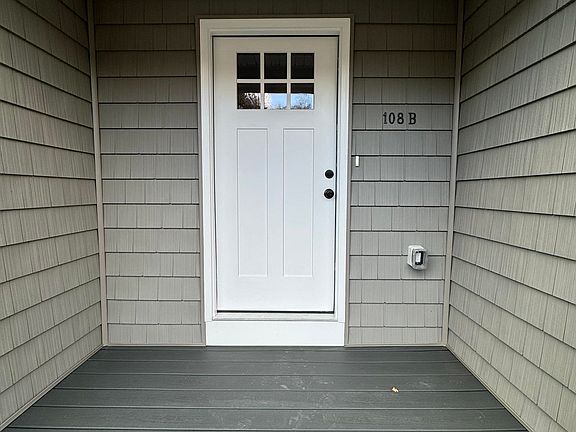 3rd image of 108 Mammoth Rd #B