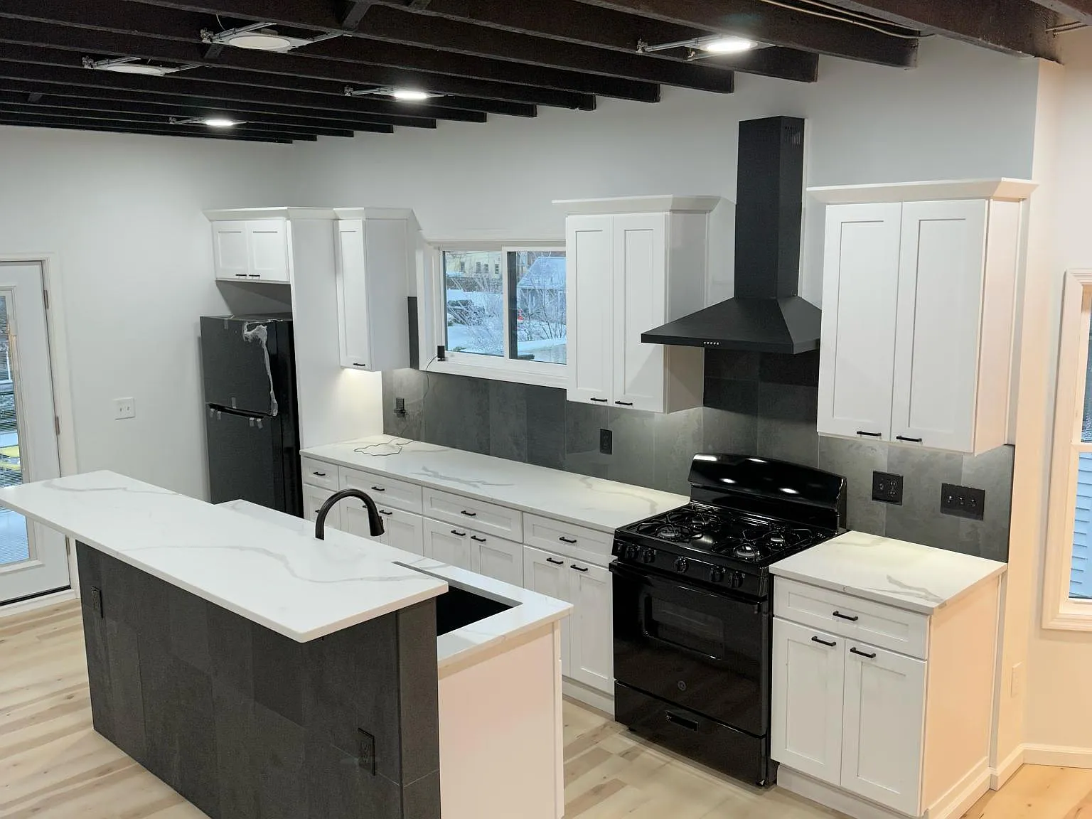 572 Niagara St — Photo 1