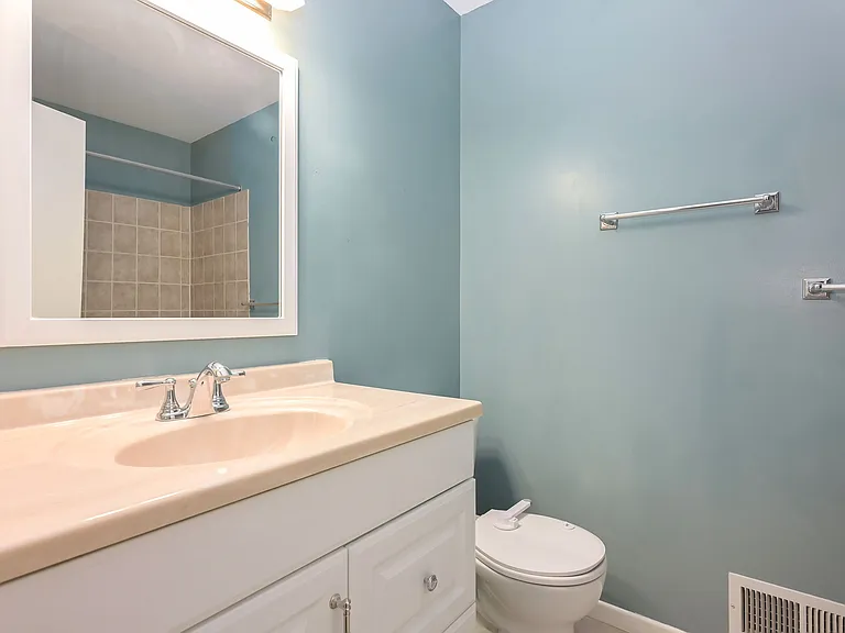4241 Sylvia Ln N — Photo 10