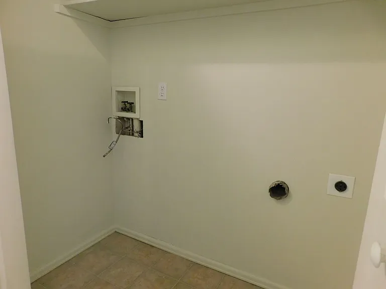 579 Darby Dr — Photo 9