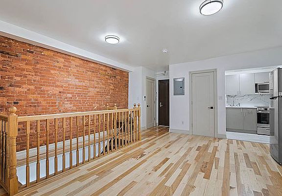 3rd image of 47 W 71st St