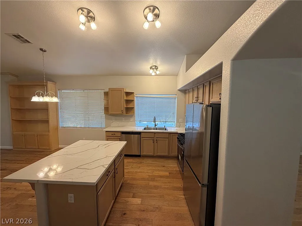 3 bed, 2.0 bath, 1664 sqft, $2,045 — Photo 4