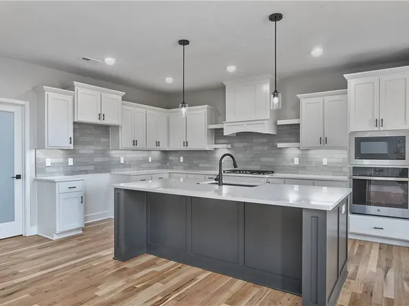 6010 Apache Dr, Shawnee, KS 66226