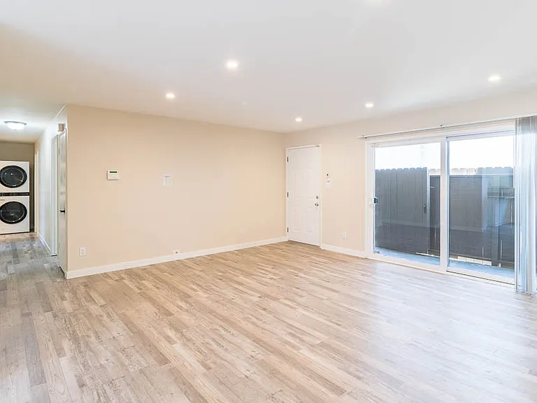 2102 Mathews Ave #B — Photo 3