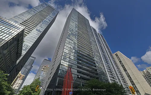 110 Charles St E Photo 1