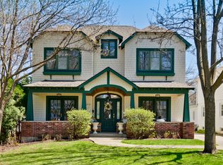 1261 Edgewood Rd, Lake Forest, IL 60045