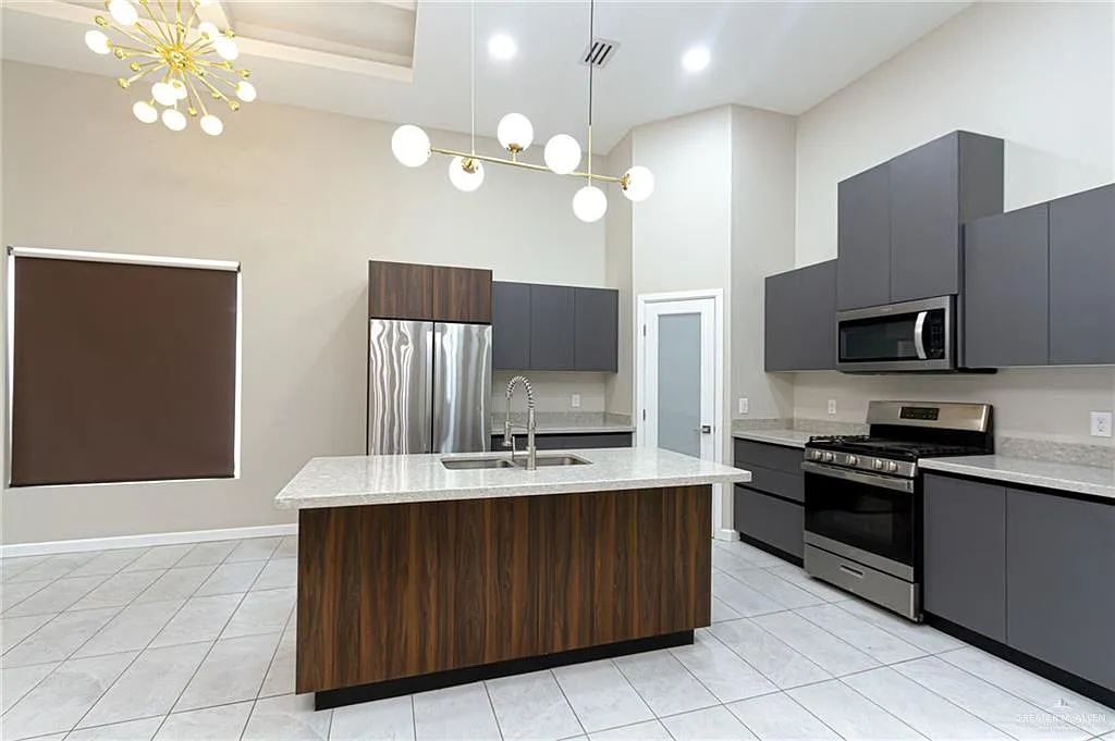 3 bed, 2.0 bath, 1272 sqft, $1,950 — Photo 3