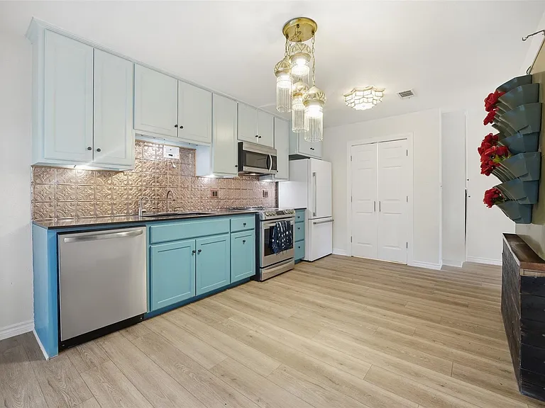 1104 Franklin Dr — Photo 10