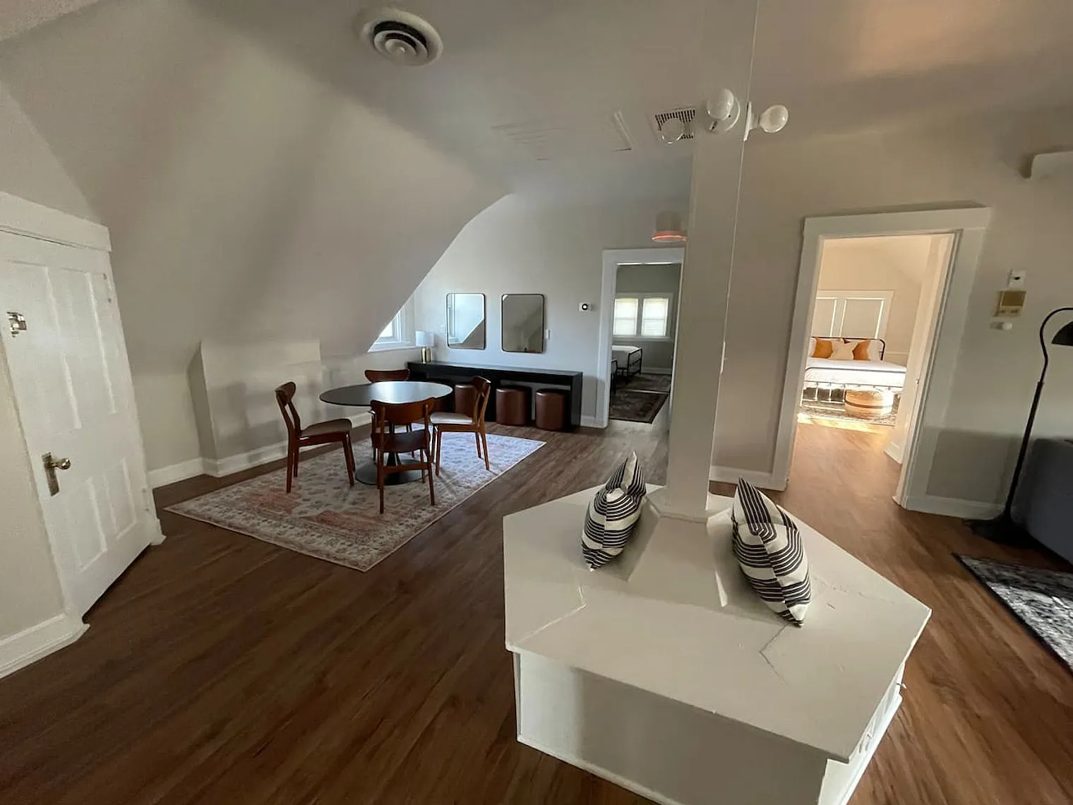 5 bed, 2.0 bath, 2960 sqft, $6,077 — Photo 3