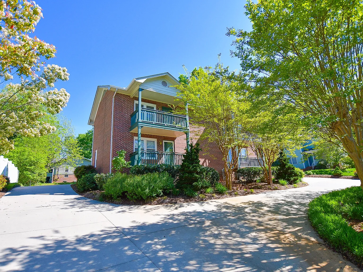 2 bed, 1.5 bath, 1402 sqft, $2,000 — Photo 2