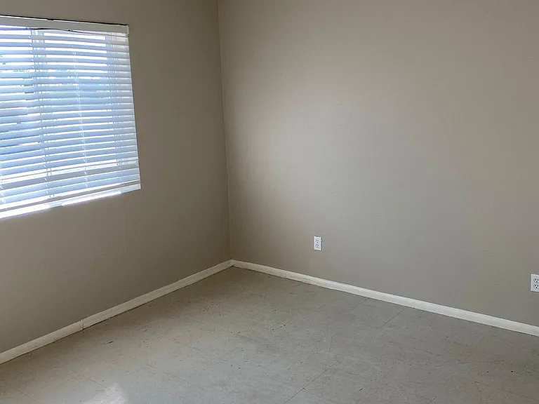 403 E Quail Ave — Photo 4