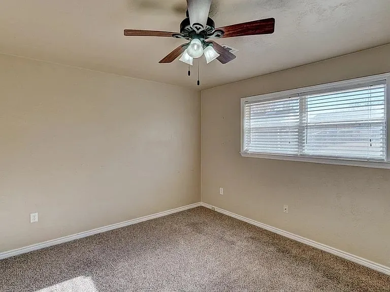 5716 NW Cedarwood Dr — Photo 9