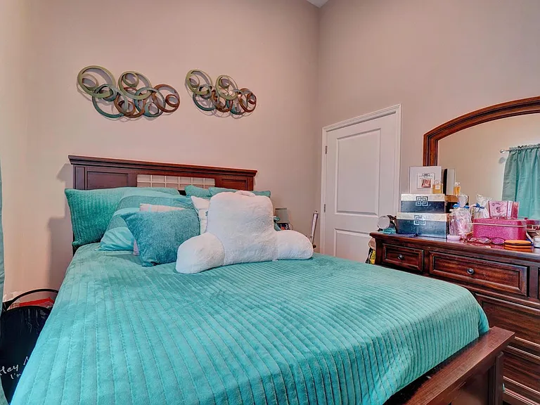 Holley Pointe — Photo 22
