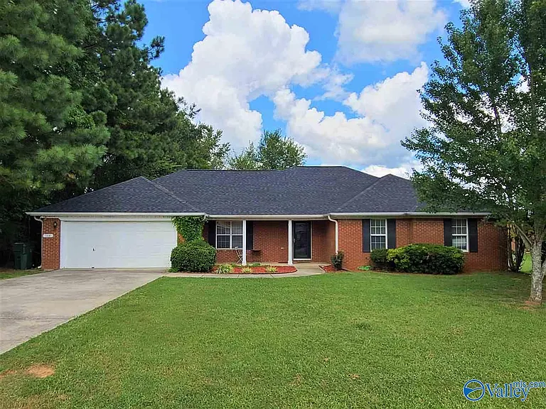 144 Oakcrest Rd — Photo 1