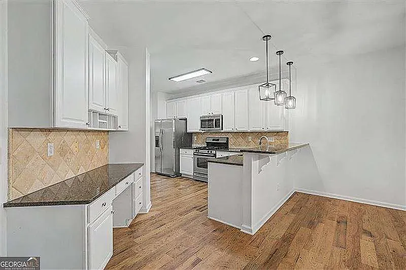 4 bed, 2.5 bath, 2785 sqft, $3,650 — Photo 4