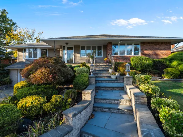 158 Old Courthouse Road, Manhasset Hills, NY 11040