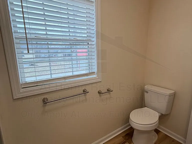 703 W 7th St — Photo 19