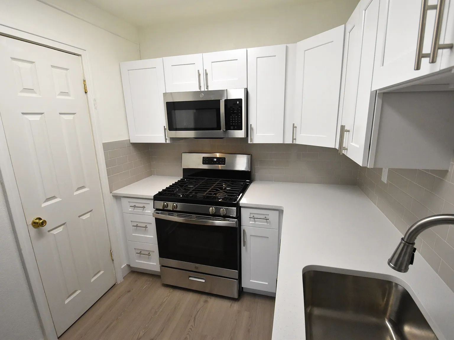 Studio, $990 — Photo 2