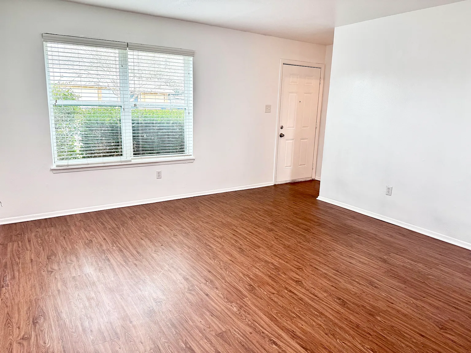 2 bed, 1.5 bath, 1100 sqft, $1,325 — Photo 4