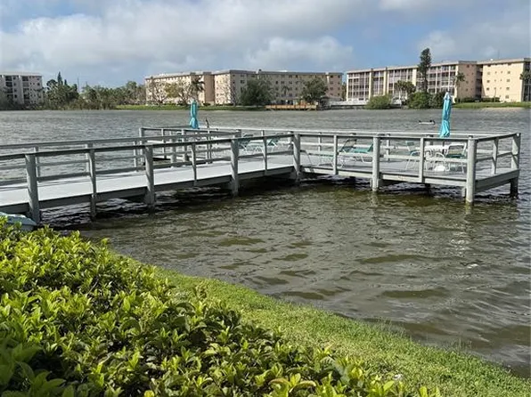 3176 Lake Bayshore Dr #319, Bradenton, FL 34205