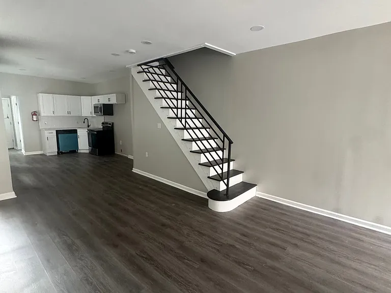 420 N Hobart St — Photo 3