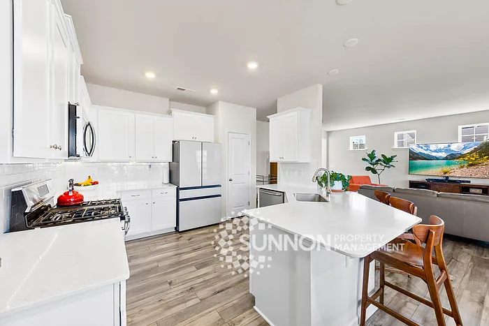 4 bed, 2.5 bath, 2102 sqft, $2,500 — Photo 2