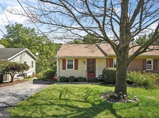 469 S 9th St, Akron, PA 17501