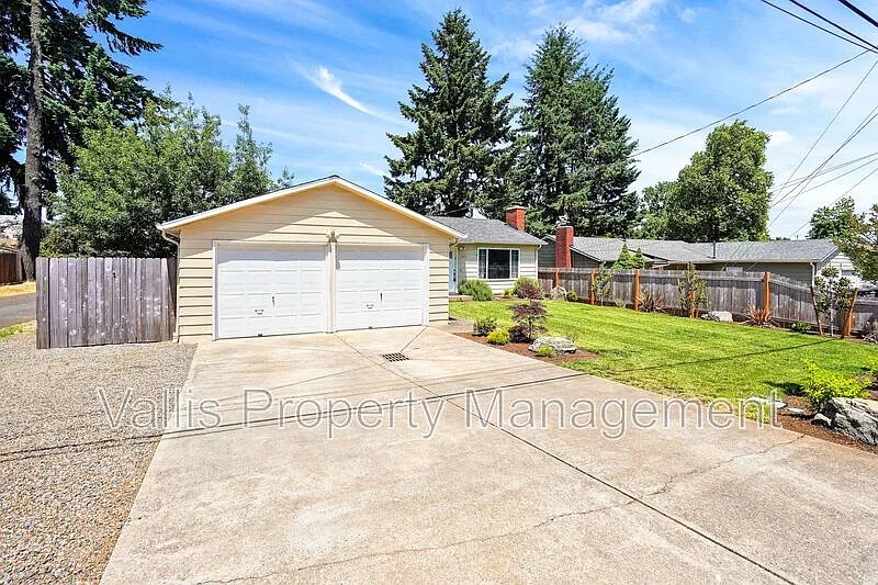 3 bed, 1.0 bath, 1144 sqft, $2,295 — Photo 2