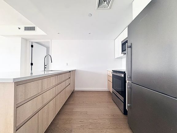 4th image of 2395 Palisade Ave #555