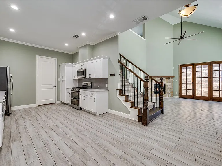 4068 Winsor Dr — Photo 6