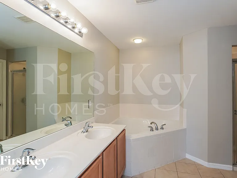 1702 NW 18th St — Photo 10