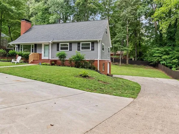 521 Dogwood Cir, High Point, NC 27260