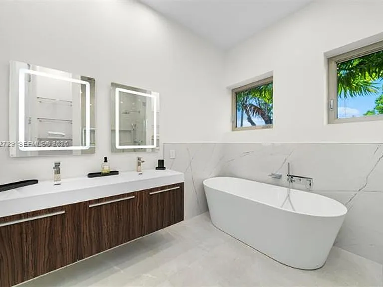 1201 W 47th St — Photo 25