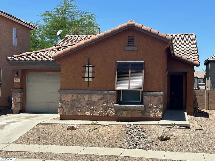 3 bed, 2.0 bath, 1295 sqft, $1,600 — Photo 2
