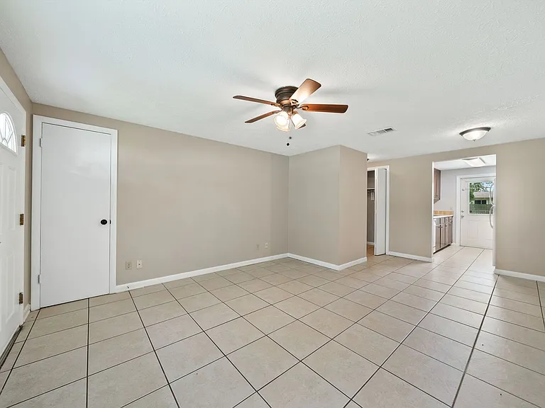1019 Bradford Cir — Photo 3
