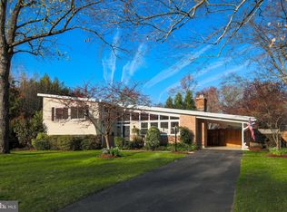 8902 Camfield Dr, Alexandria, VA 22308