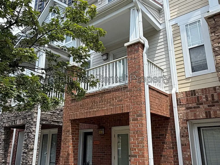 221 16th St NW #3 — Photo 5