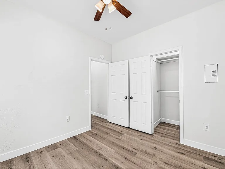 1045 E 4th Street — Photo 30