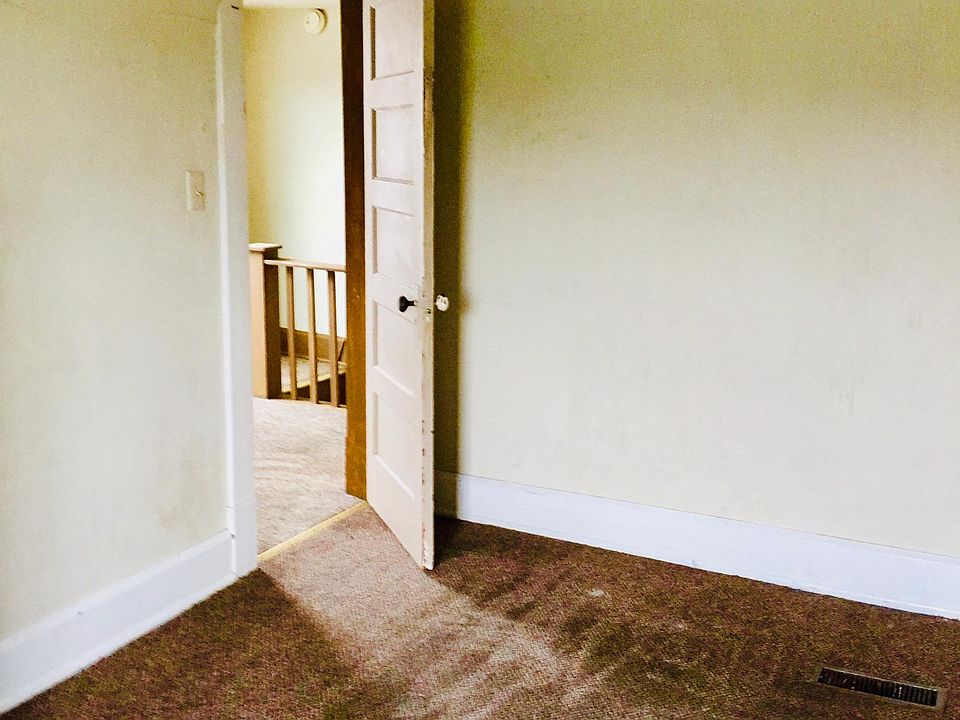 2nd image of 318 1/2 Gaston Ave