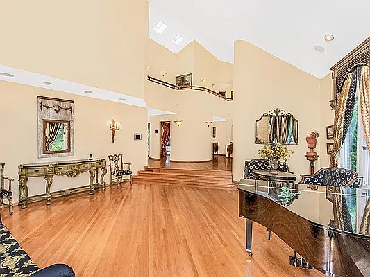 5th image of 4901 Arlington Ave