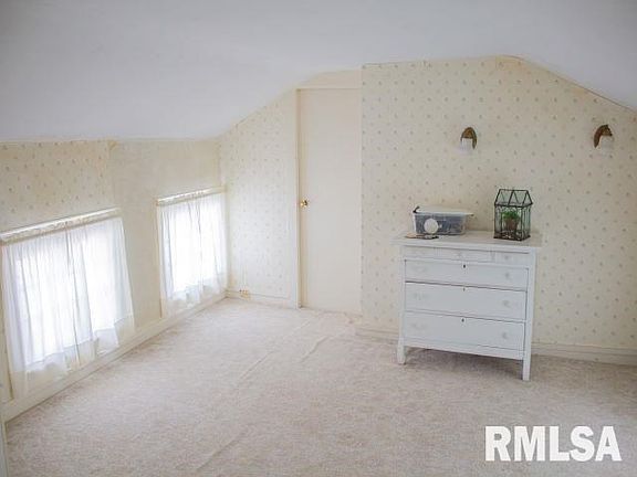 3rd image of 400 N College Ave