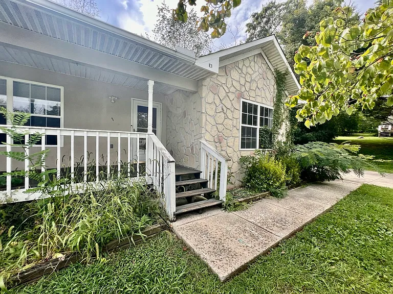 180 Stone Henge Ln #LANEE1 — Photo 1