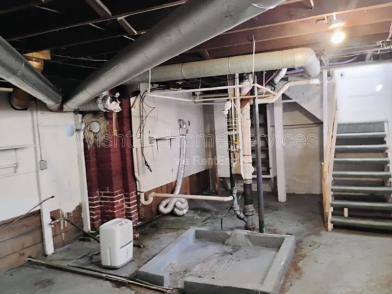 159 W Locust St — Photo 20