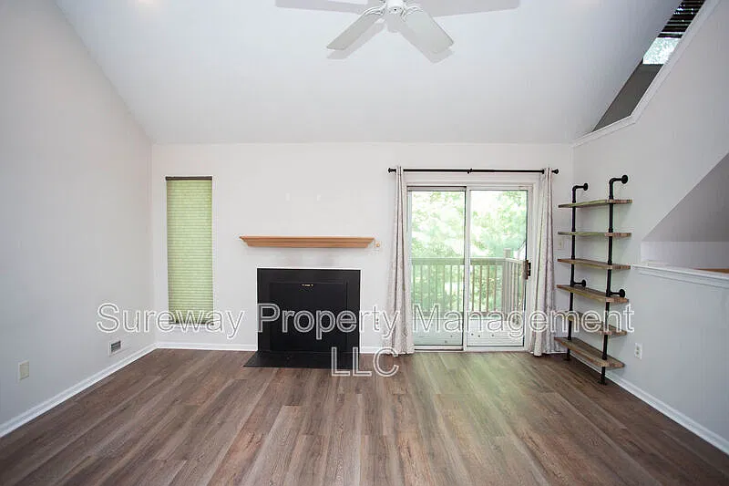 2 bed, 2.0 bath, 1297 sqft, $2,400 — Photo 4