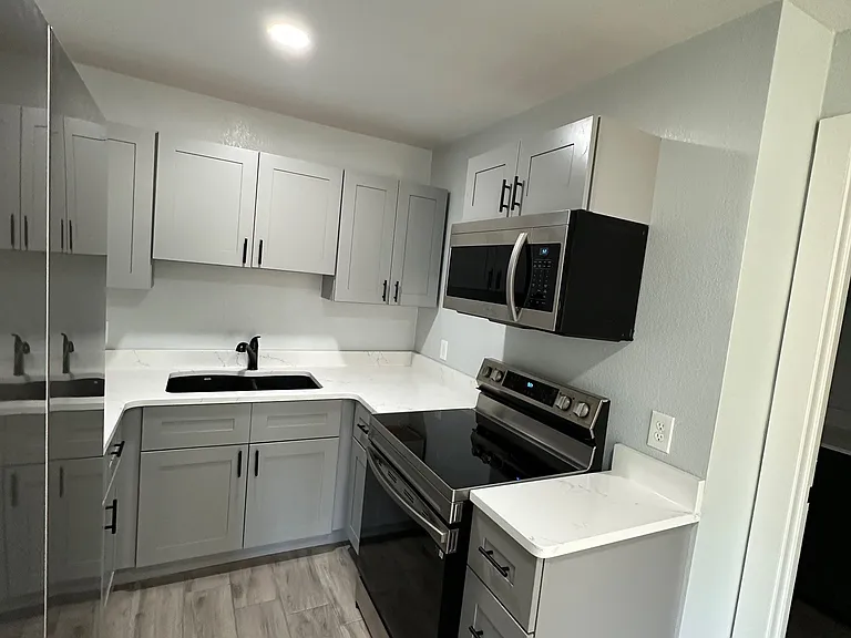 103 N Lovers Ln #A — Photo 11