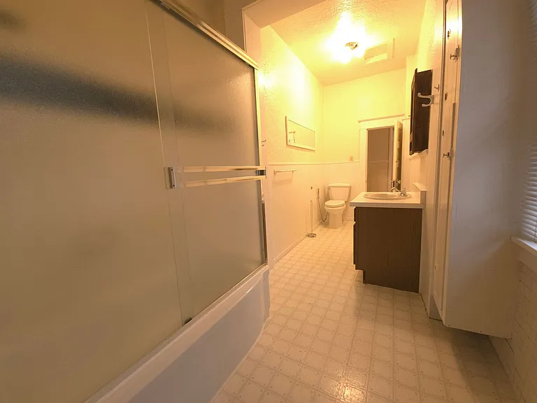 740 University Ave — Photo 29